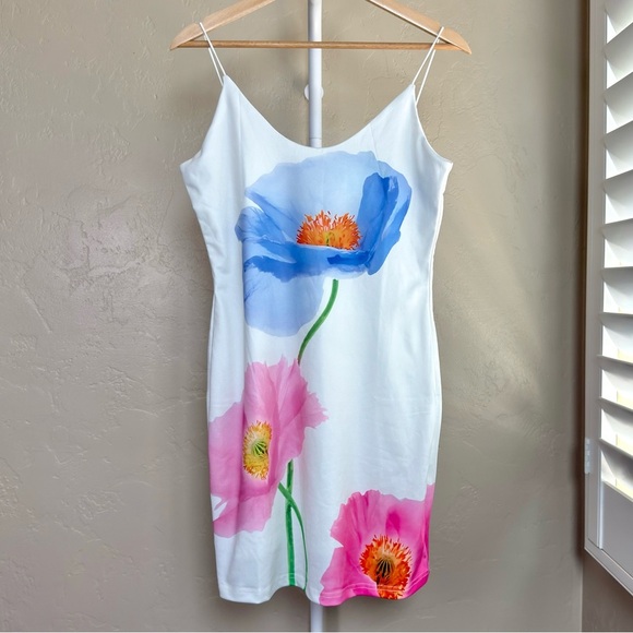 Commense Backless Floral Mini Dress White Medium NWT - Picture 4 of 9